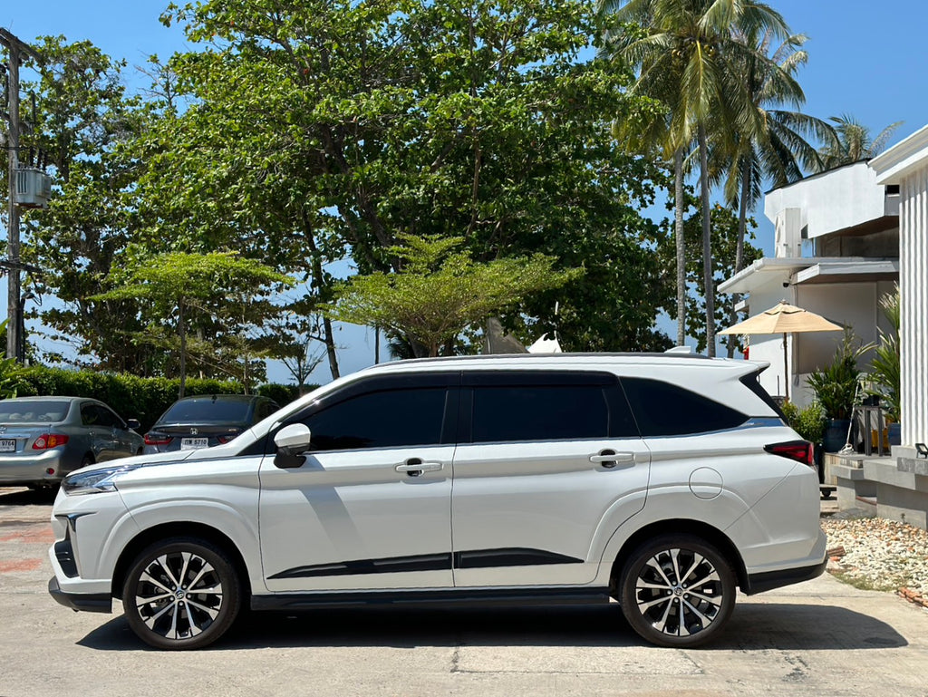 White SUV van parked near hotel on Koh Yao Yai – shared transfer vehicle for Koh Yao Yai 